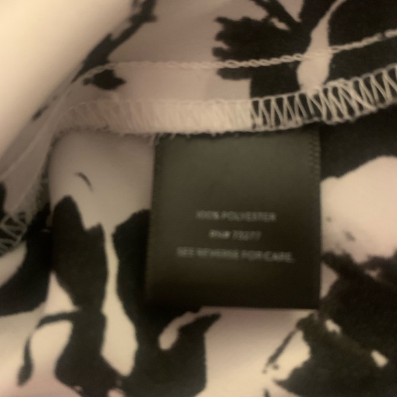 Simply Vera Vera Wang Black and White Floral Sleeveless Blouse - Picture 7 of 11